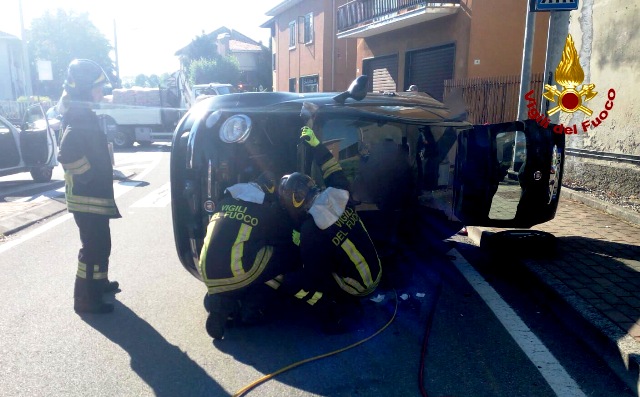 ribaltamento auto ferno 
