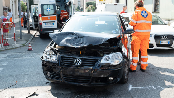 scontro auto bambino