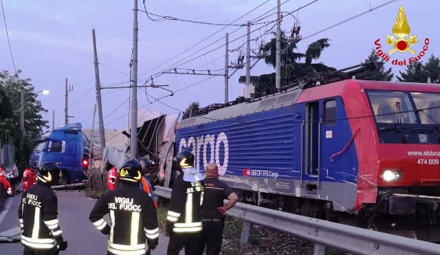 tir treno incidente