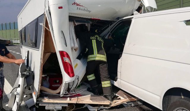 Incidente autolaghi roulotte