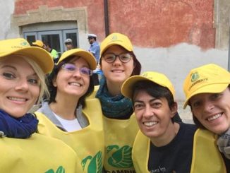 profughi puliscono boschi