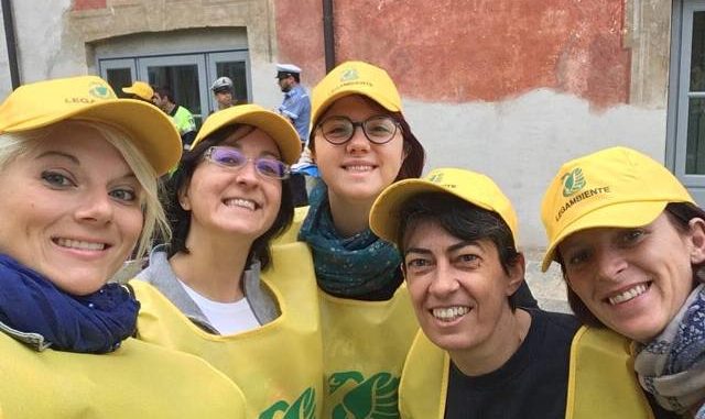profughi puliscono boschi