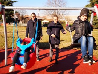 CASSANO MAGNAGO – Anche Cassano Magnago ha il suo parco giochi inclusivo. Grazie a un contributo di Regione Lombardia pari a 25mila euro, l’amministrazione comunale ha inaugurato questa mattina in via Sansovino un’area attrezzata con un castello e un’altalena accessibili