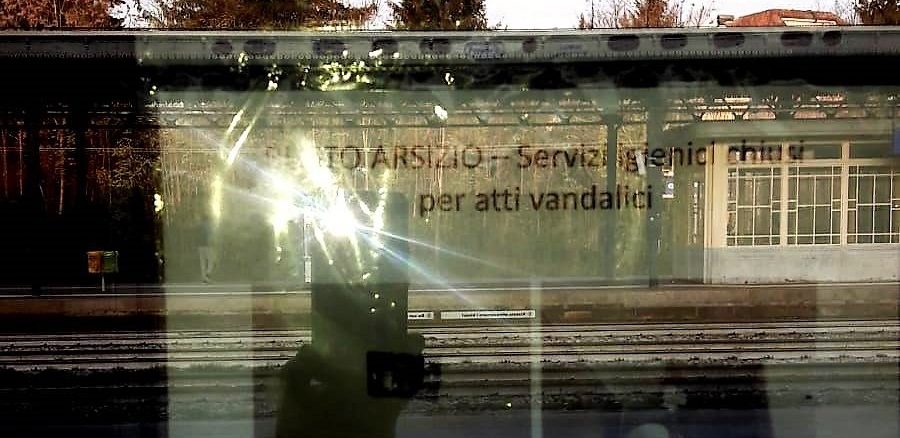 busto vandali stazione