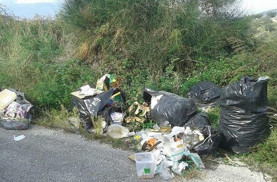 VERGIATE - Cumuli di spazzatura sui bordi delle strade: malcostume che non risparmia nemmeno il territorio di Vergiate. La cui amministrazione, in questi giorni, sta effettuando interventi straordinari di pulizia e rimozione dei rifiuti accumulati sui cigli stradali.