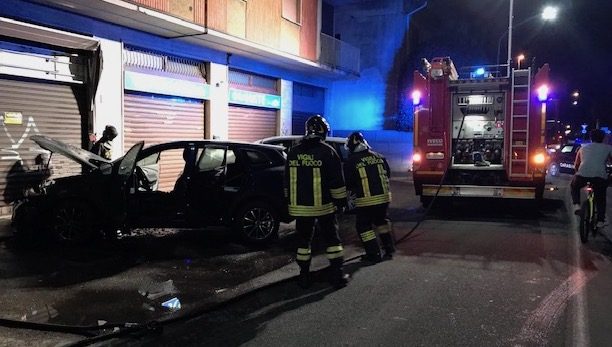 giallo auto fiamme olgiate