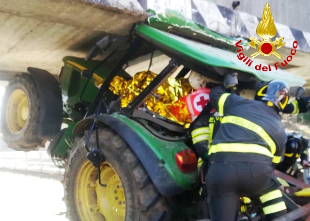 Trattore incastrato canali vizzola