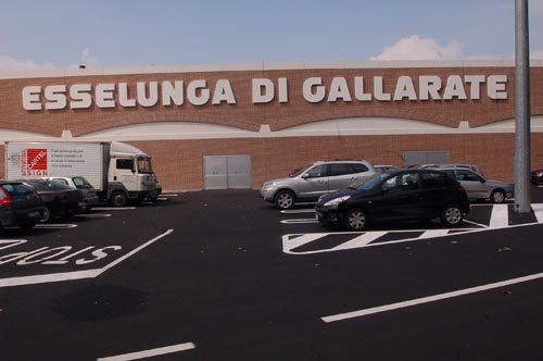 gallarate furto esselunga polizia
