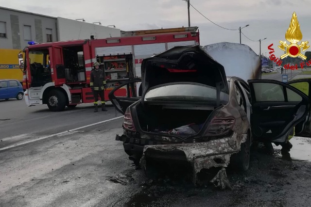 busto auto fiamme sempione