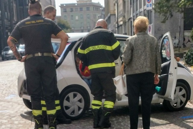 busto bimbo bloccato auto