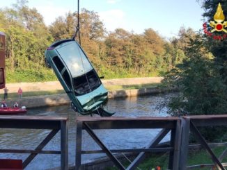 auto caduta canale industriale