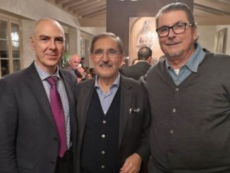 BODIO LOMNAGO – Torna sempre volentieri in provincia di Varese il vicepresidente del Senato Ignazio La Russa, fondatore di Fratelli d’Italia. Lo ha fatto anche ieri sera 13 dicembre (nella foto insieme ai consiglieri comunali di Gallarate,
