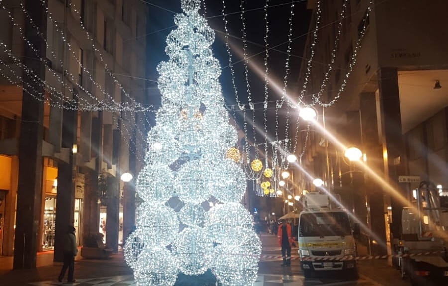 Albero Di Natale Milano 2019.Si Riaccendono Le Luminarie Di Busto Si Inizia Con L Albero Di Natale Di Via Milano Malpensa24