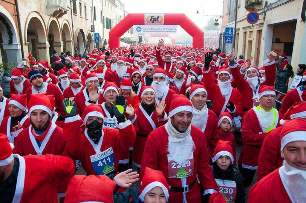 Immagini Babbi Natale.Di Corsa Verso Il Natale Busto Si Prepara Alla Babbo Run Malpensa24