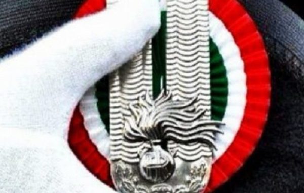 busto caserma carabinieri bandiere