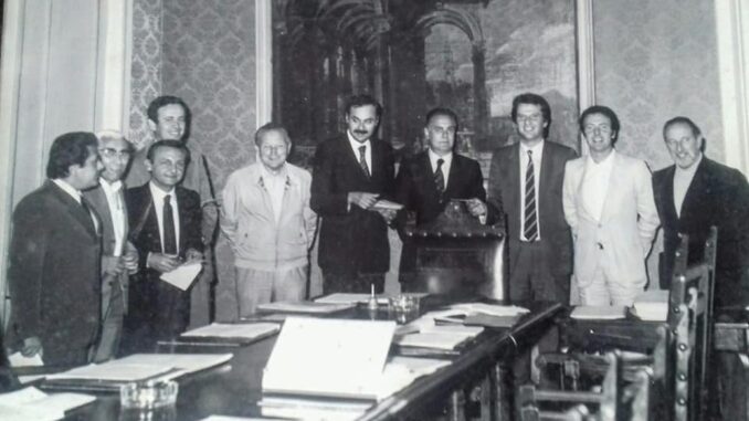 Luciano Bronzi (il terzo da sinistra) con la giunta Gibilisco