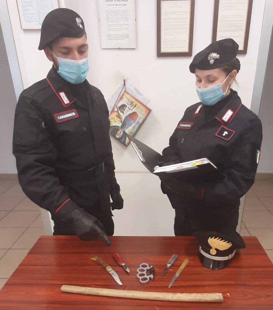 porto ceresio carabinieri minacce tirapugni