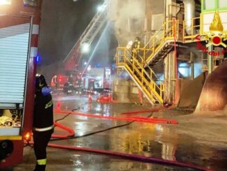 GERENZANO – Un incendio è divampato oggi, 12 febbraio, poco dopo le 19  all’interno di un’attività industriale che effettua lavorazione del vetro a Gerenzano.