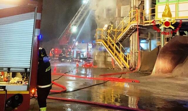 GERENZANO – Un incendio è divampato oggi, 12 febbraio, poco dopo le 19  all’interno di un’attività industriale che effettua lavorazione del vetro a Gerenzano.