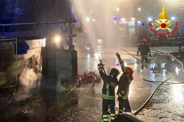 GERENZANO – Un incendio è divampato oggi, 12 febbraio, poco dopo le 19  all’interno di un’attività industriale che effettua lavorazione del vetro a Gerenzano.