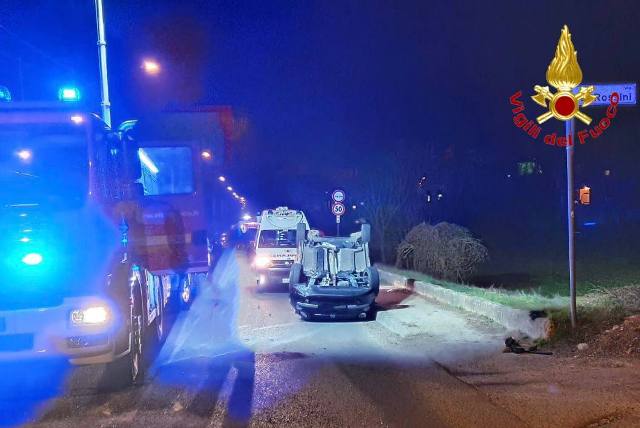 bisuschio auto ribaltata feriti