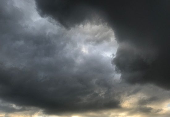 sole cielo coperto piogge
