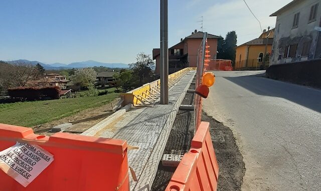 Via Roma pali e marciapiede