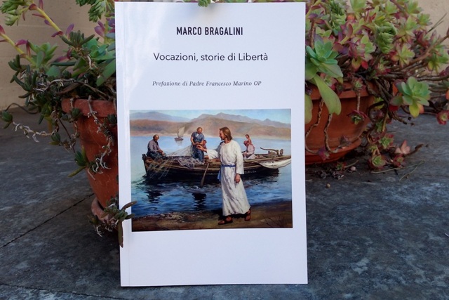 busto libro sacerdote