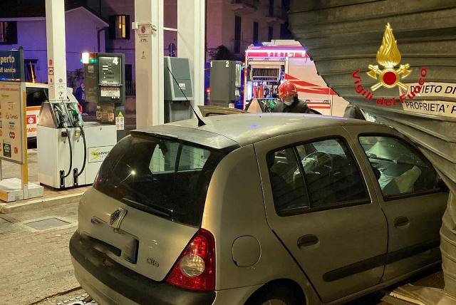 varese auto sfonda distributore
