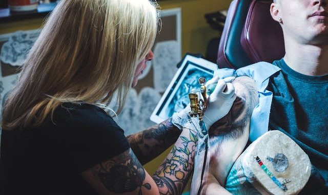 tatuaggi piercing legge lombardia
