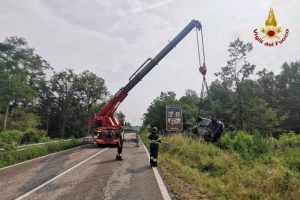 saltrio trattore contro auto