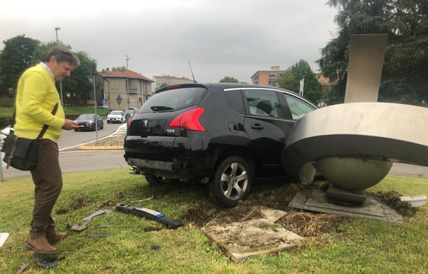 olgiateolona incidente rotonda monumento