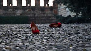 somma scarpe rosse panchina