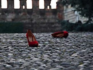 somma scarpe rosse panchina
