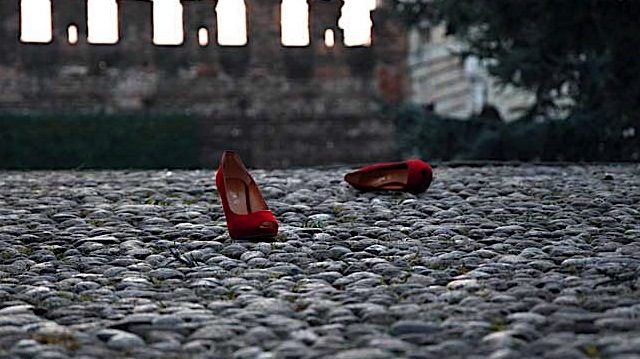 somma scarpe rosse panchina