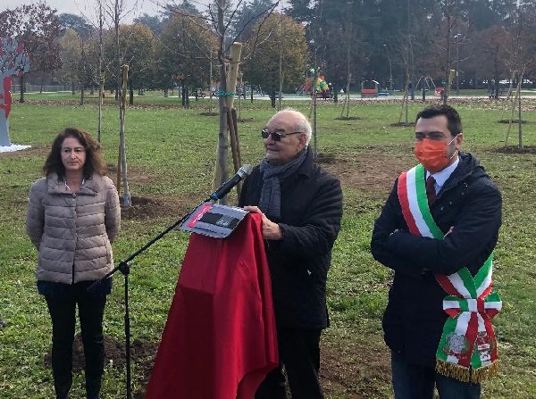 Un bosco variegato e colorato, come i titoli di studio e le aspirazioni dei migliori studenti della città. Lo ha donato alla città di Legnano questa mattina, domenica 21 novembre, la Fondazione Famiglia Legnanese