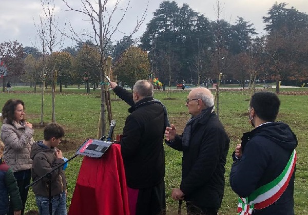 Un bosco variegato e colorato, come i titoli di studio e le aspirazioni dei migliori studenti della città. Lo ha donato alla città di Legnano questa mattina, domenica 21 novembre, la Fondazione Famiglia Legnanese
