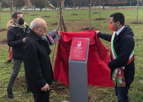 Un bosco variegato e colorato, come i titoli di studio e le aspirazioni dei migliori studenti della città. Lo ha donato alla città di Legnano questa mattina, domenica 21 novembre, la Fondazione Famiglia Legnanese