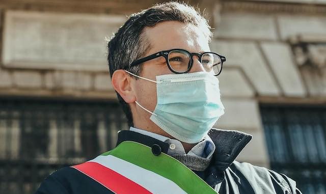 GALLARATE - «Speravo di superare indenne anche questa ondata e invece Omicron ha colpito». Con un post sulla sua pagina personale il sindaco Gallarate Andrea Cassani annuncia di essere risultato positivo a un tampone.