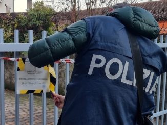 SARONNO - Da anni dichiarava di risiedere in un umile locale, interrato, in una palazzina alle porte di Saronno, un ambiente  totalmente disadorno e disabitato. L'uomo in realtà ha sempre mantenuto un tenore di vita elevatissimo e dimora abitualmente in una villa con piscina unitamente alla famiglia.