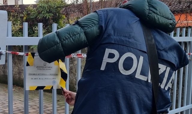 SARONNO - Da anni dichiarava di risiedere in un umile locale, interrato, in una palazzina alle porte di Saronno, un ambiente  totalmente disadorno e disabitato. L'uomo in realtà ha sempre mantenuto un tenore di vita elevatissimo e dimora abitualmente in una villa con piscina unitamente alla famiglia.