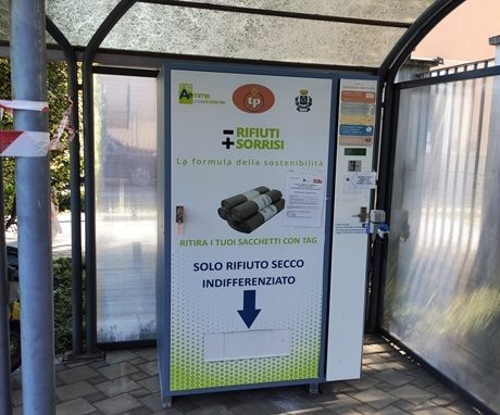 distributore sacchi canegrate legambiente forestami rifiuti