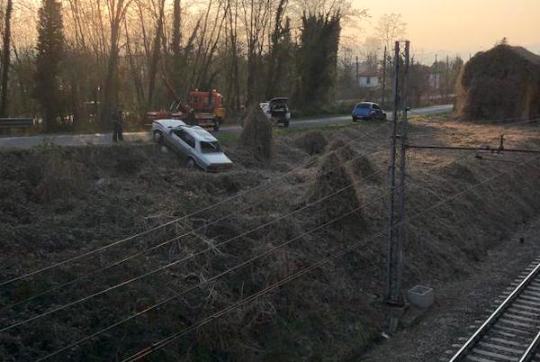 sesto calende auto ferrovia