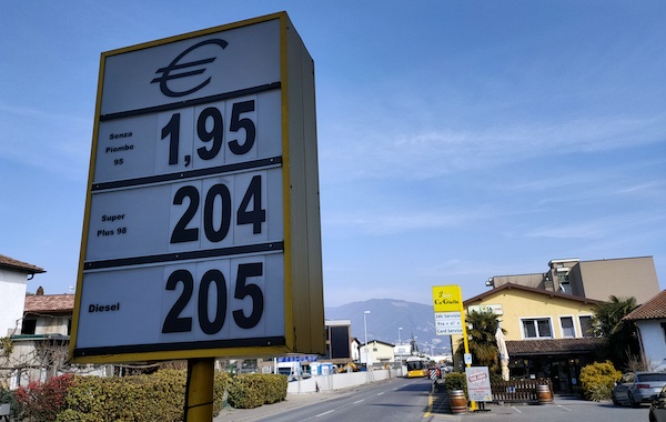 Benzina svizzera distributori stabio