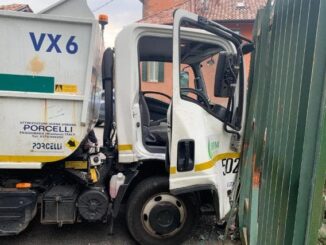 gavirate schiacciato camion