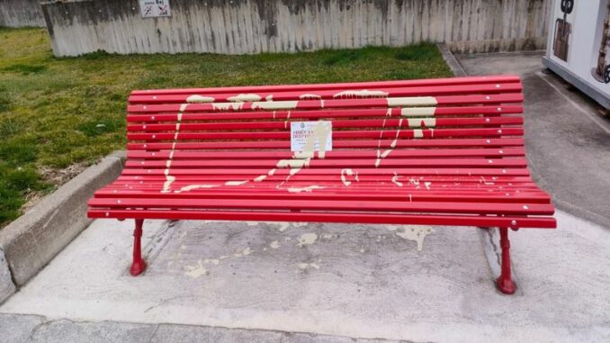 vergiate vandalizzata panchina rossa