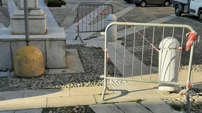 samarate dissuasori rovinati piazza italia