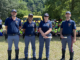 Foto di quattro agenti della polizia di Luino con bambini sullo sfondo
