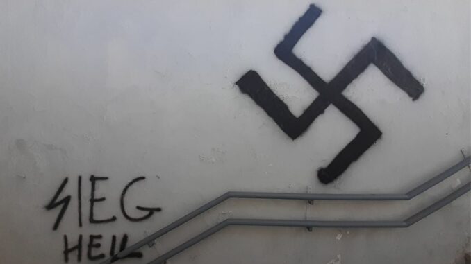 vergiate svastica neonazisti stazione
