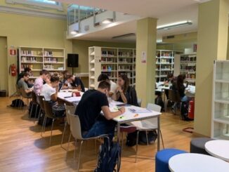 busto biblioteca caldo protesta